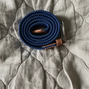 Flätat bälte - Säljer mitt flätade bälte köpt på Fathers & Friends. Nypris 299kr.