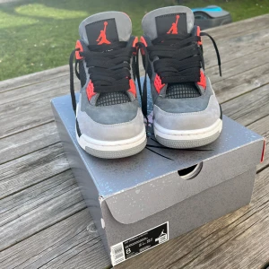 Jordan 4 ”Infrared” - Storlek: 41, bra skick! Box ingår, även originalpapper! /Äkhetsbevis finns, kan även skicka bilder om du vill göra ett test. Skriv gärna om du har några andra frågor eller fundering! 