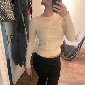 Zara topp - Super fin topp! Använd ett fåtal gånger, super bra skick💕 passar s som m! Skriv vid frågor/bilder🤝