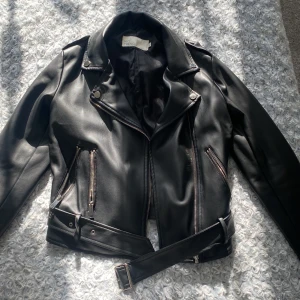 Skinnjacka - TRYCK INTE PÅ KÖP NU SKRIV PRIVAT FÖRST!🩷 Jättefin skinnjacka från Nelly, den är i bra skick förutom att en del av sömmen på insidan spruckit (se på sista bilden) men det  syns inte när man den är på🩷