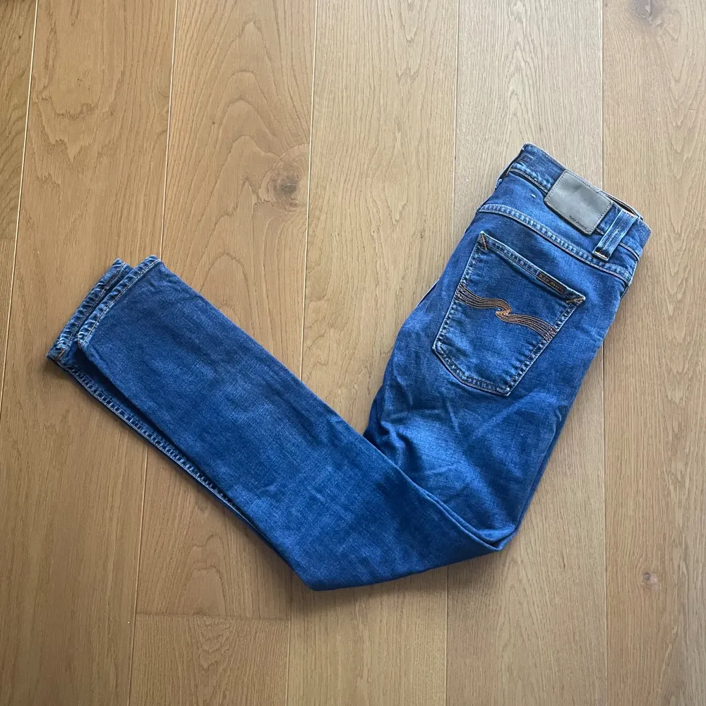 Säljer dessa feta Nudie Jeans i modellen ”Lean Dean” i färgen ”Bay Blue” | Skick 9/10, strl 28/30 | Nypris 1600kr | För mer frågor eller funderingar kom pm!. Jeans & Byxor.