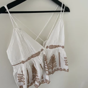 Vit topp/blus - Aldrig använd, inköpt på ASOS. Tagg kvar. 