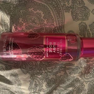 Victoria secret parfym  - Säljer denna super goda Victoria secret parfym.
