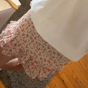 Supersöt blommig kjol, perfekt till sommaren!!💞💞 Jag har vikt ner den så den blir lägre i midjan, så man kan välja lite själv hur man vill ha den🥰