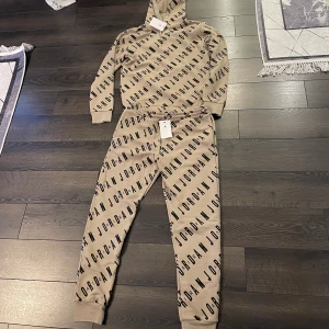 Jordan dress - Hej säljer helt ny jordan dress i storlek S/M Kan fraktas men köparen står för frakten