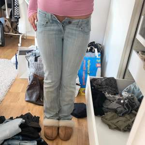 Jättefina lågmidjade jeans som tyvärr är för små för mig, midjemått 37 cm o inerbenslängden 83 cm, lite utsvängda nere vid benen