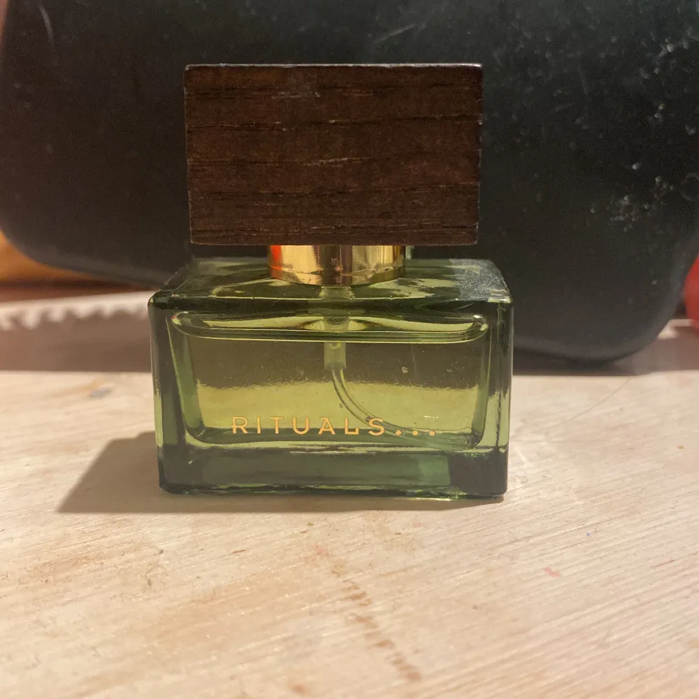 Säljer den här rituals parfym mini för att jag redan har den stora aldrig använd luktar jätte gott fick den för ungefär ett halvårsen kan tänka mig ett lägre pris . Accessoarer.