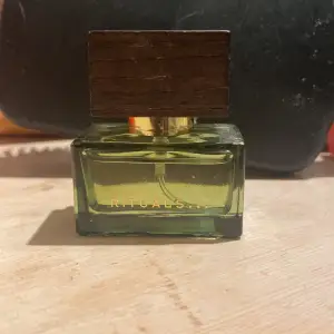 Säljer den här rituals parfym mini för att jag redan har den stora aldrig använd luktar jätte gott fick den för ungefär ett halvårsen kan tänka mig ett lägre pris 