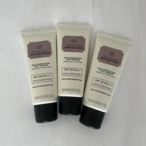 the body shop spf50 - skin defence spf50  från the body shop. oanvända såklart. solkräm som skyddar och vårdar huden väldigt bra. är perfekt att använda innan smink för hållbart resultat. 1 för 150kr / 3 för 400kr.