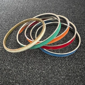 Vintage Bangels!  - Preloved vintage bangels, hårda armband. Sitter fint och löst utan att trilla av. Varje armband i olik färg, ett av dem i guld, resten i silver. Armbanden mäter 7cm i diamter