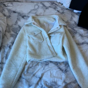 Vit croppad jacka - Jättefin vit vårjacka. Mycketbra skick. Står att storleken är M men passar inte mig som har M, sitter mer som en S!