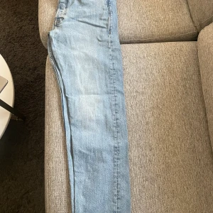 Jeans från Jack and jones - Fina ljusa jeans i relax modell. Använda i bra skick.