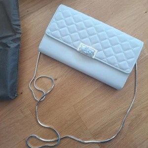 Charles & Keith väska  - Jättefin Charles & Keith väska Knappt använd så i nyskick 💕