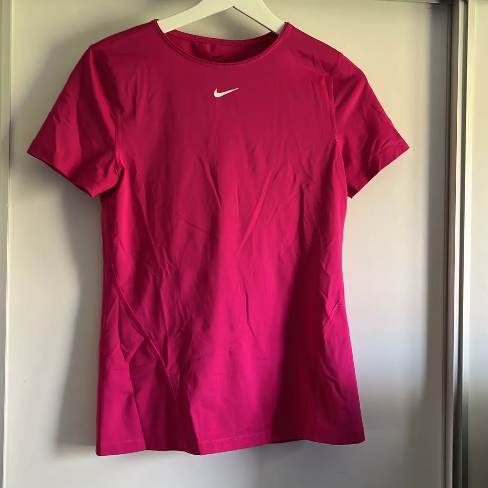 Superfin tränings t-shirt i en härlig rosa färg. Den är gjord i ett nät tyg så det ska andas bra! Den är från Nike.. Sport & träning.