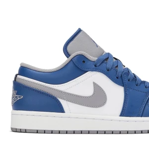 Jordans💙 - Air Jordan 1 Low ( True Blue ). De är köpta under sommaren 2023 och är inte jätte använda och är i bra skick, De rengörs noga innan de säljs🤍Ny pris är runt 1500-2000kr