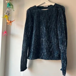 Glittrig topp paljetter Weekday S - Glittrig topp med paljetter över hela från Weekday. Grön-blå färg. Storlek S. 