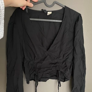 Svart blus H&M - Jättefin, svart blus med snörning ✨
