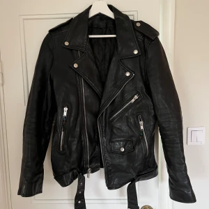 Blk Dnm Leather jacket NO.5 - Fodrad skinnjacka Märke: BLK DNM Material: Läder Storlek: S Några lagningar på armbågen annars bra skick nästintill oanvänd.