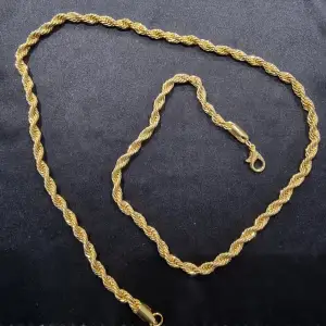 Säljer nu dessa vackra cordell halsband som är guldpläterade och i god kvalité. Halsbandet i sig är väldigt tunnt och därmed ger en elegant design till din outfit, för endast 150kr :)
