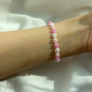 Pärlarmband  - Blommig armband 💗tillgängligt i alla färger 🤍
