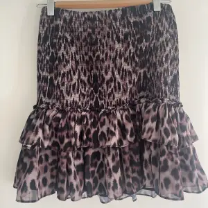 Säljer jätte cool kjol från NAKD har dock använt den mer som en topp! Men är skit snygg som båda. Köpte ksk för runt 350kr säljer för 150. Inga defekter å är i super bra skick 💞🩷
