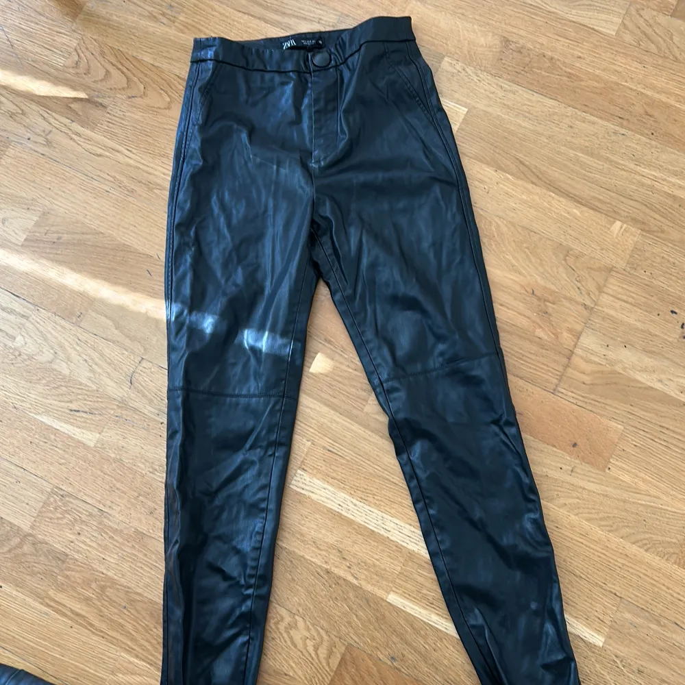 Ett par tights i fejkskinn från Zara, helt nya . Farkut & Housut.