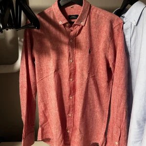 Ralph Lauren skjorta  - Ralph lauren skjorta i strl L slimfit. Passar M. Endast testad.Hör av er vid frågor! 