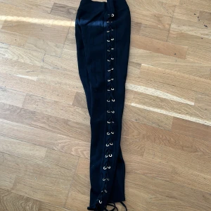 Byxor Zara nya! - Så coola helt oanvända byxor från zara. Det är snörning på sidan, byxorna är i lite tjockare material 