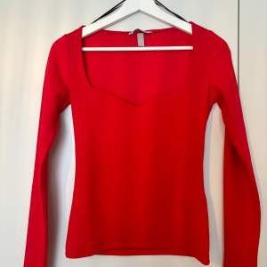 Röd tröja med urringning från HM, använd 1-2 ggr. 