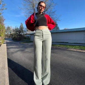 Rutiga byxor  - Högmidjade rutiga byxor i storlek S/M, sitter jättefint på men säljer pga att dem inte passar mig längre🥰