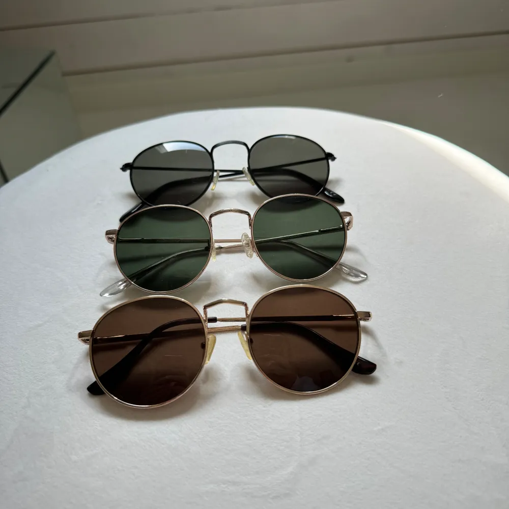 Tre par solglasögon i princip samma modell, svarta för 40kr och dem andra två för 25kr/styck. Skriv privat vid intresse🩷frakt 18kr eller köp nu. Accessoarer.