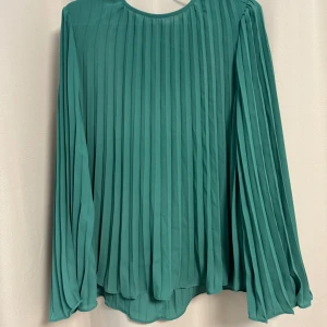 Grön blus med volang - En grön blus med fina volanger