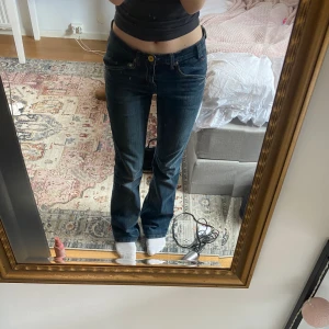 Lågmidjade bootcut jeans - Snygga bootcut jeans 💗 37 cm bredd, 103 cm full längd, 79 cm innerbenslängd. Något slitna nertill (se bild 5). Skriv gärna i DM om ni har frågor 💗
