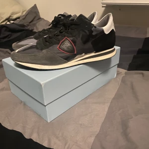 Philippe model skor  - Tja säljer nu dessa philippe model skor i storlek 44 men passar 43. Dom är i väldigt bra sick nästa nya. De är också väldigt unika så om du har några funderingar är det bara att skriva.