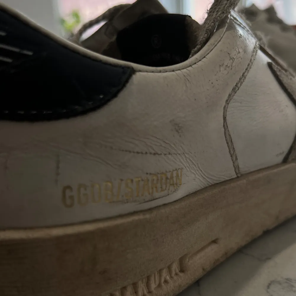 Säljer ett par äkta golden goose skor som är köpta i Italien. Använda cirka 1 månad. Inget OG tillkommer tyvärr. Skor.