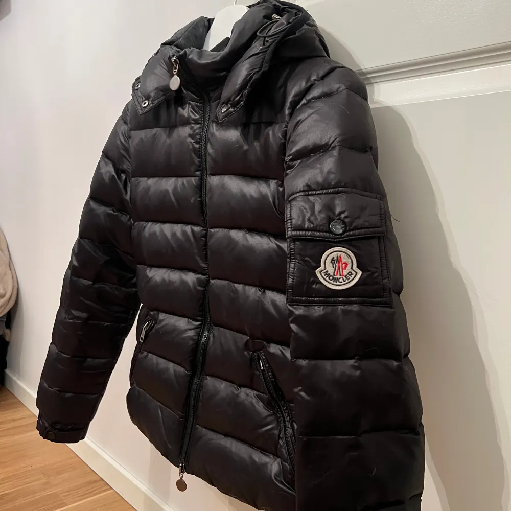 Moncler vårjacka bra skick använd fåtal gånger! Nån defekt och Saknas en liten metallbit på ena fickan o nån fläck men går utmärkt att använda!  Har inget äktehetsbevis därav kan jag ej säga 100% om den är äkta!  Därav pris!! Storlek 2= xs/s. Jackor.