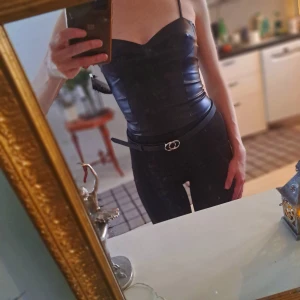 Lädertopp - Svart läderbody från nelly st XS. Är 175 så den var lite för kort för mig men passar säkert en som är 171 och under :) 