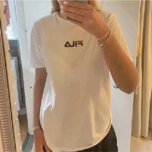 Fila t-shirt  - Vit fila t-shirt med tryck på ryggen. Är i mycket bra skick. Storlek 170 men jag skulle säga en oversize S💋