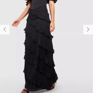 Svart volangkjol - Säljer denna superfina långkjolen som är perfekt nu till sommaren💕den är helt ny med lappen på💓säljer den då den aldrig kommit till användning💓nypris:540💓