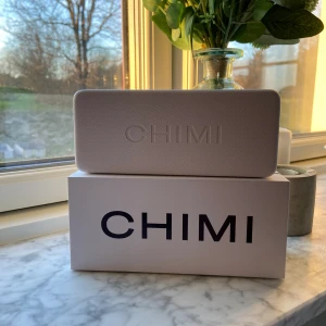 Chimi 04 ecru  - Ett par helt nya chimis aldrig använda då dom inte passar på mig. Storlek 04 ecru puts duken är helt oöppnad och de är aldrig använda.  Nya kostar de 1350kr så säljer dom för 1000kr + frakt❤️