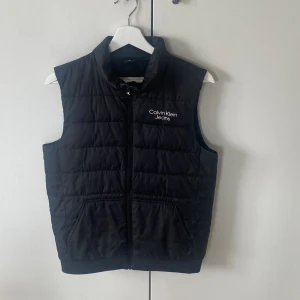 Calvin Klein väst - Använd ett fåtal gånger  Mycket bra skick  Perfekt nu till våren/sommaren 