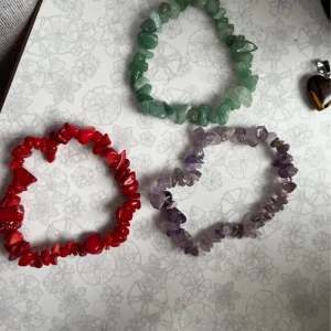Kristallarmband - Egengjorda kristallarmband🌸 ❤️;korall 💚;aventurin 💜;ametist 🤎🩷;unakit 50kr/st + frakt 19kr