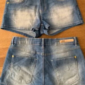 2 St NYA shorts / jeans st 170 xs s - 2 par likadana shorts till tjej i st 170  är som xs-s. Ställbara i midjan. Kortare model.  LAB Nyskick då dom var lite för stora och nu för små till denna sommar. Inga lappar men nya / nyskick.  Priset är för båda, 150:-.  