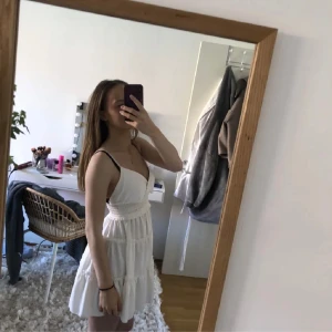 VIT SOMMARKLÄNNING - • Oanvänd • Inga defekter • INTE genomskinlig 