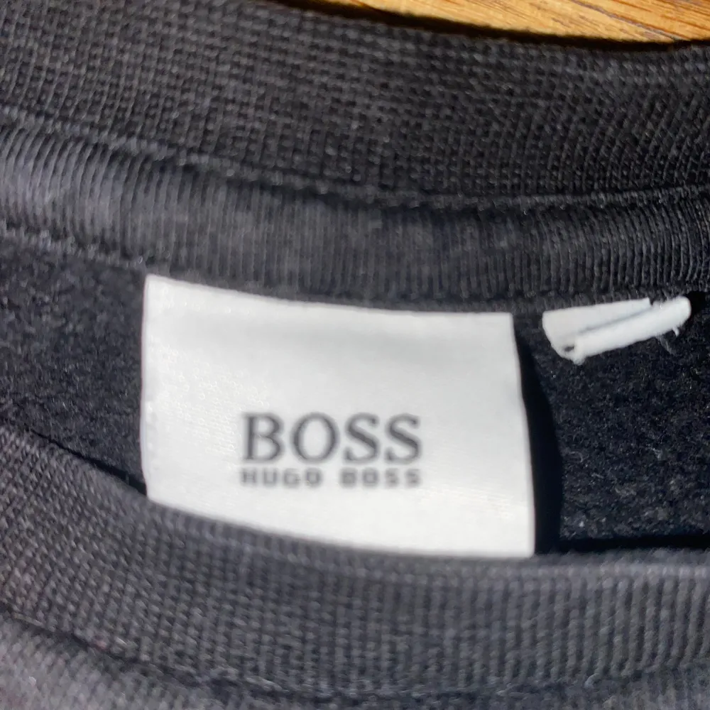 Säljer denna knappt använda Hugo boss tröjan. Kontakta för fler bilder eller svar på frågor. Tröjor & Koftor.