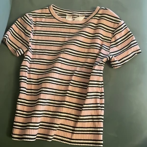 Randig t-shirt  - Hej! Nu säljer jag min randiga t-shirt från h&m. Aldrig använd. Storlek 146/152.  Köparen betalar frakten. 