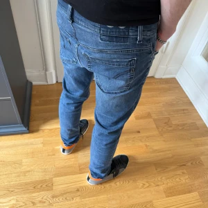 Dondup george - Trendigaste jeansen just nu! Säljer dessa mycket fina dondup jeansen i modellen george med vit patch, storlek 32. Modellen är 186 cm lång. Bra skick! Nypris 3499.