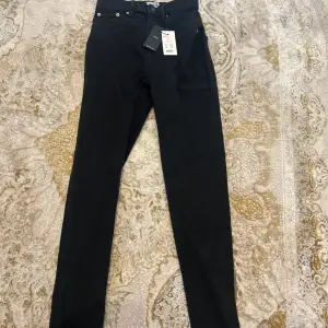 Ett par svarta jeans som aldrig är använda, prislappen sitter kvar. Original pris 200kr säljer för 180kr