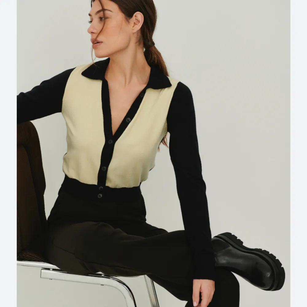 Svart och krämvit stickad tröja från Claire Rose kollektion för na-kd. Storlek 36. Använd men gott skick.. Tröjor & Koftor.
