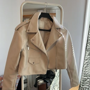 Beige Skinnjacka  - Aldrig använd